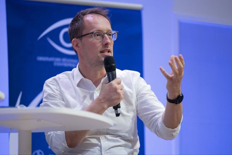 Julien Chambon au micro lors de la table ronde des 40 ans de l’ORIE, Tour EQHO
